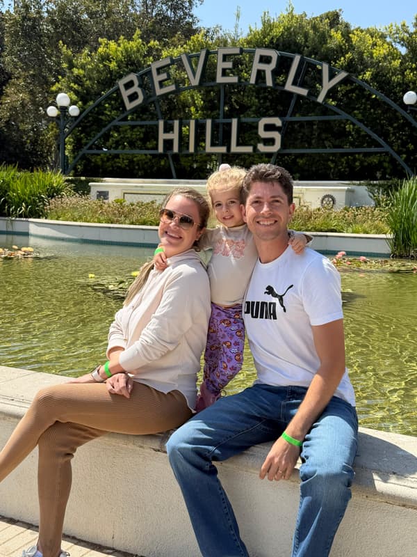 Família em frente ao letreiro de Beverly Hills