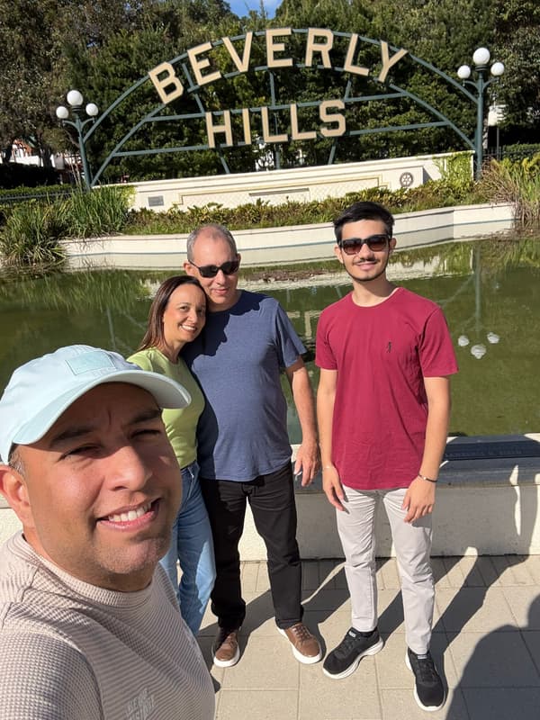 Diego com clientes no Beverly Hills sign
