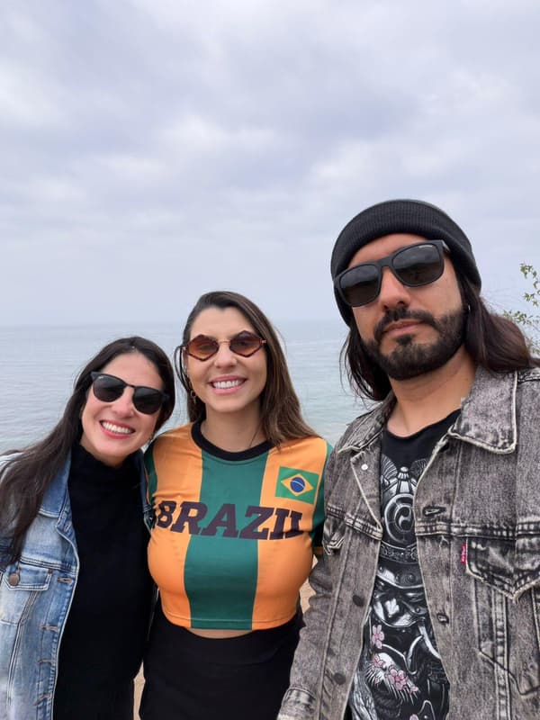Rafael com clientes brasileiras na costa do Pacífico