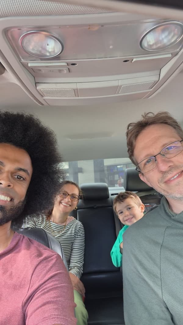 Fred com família a bordo do carro do tour