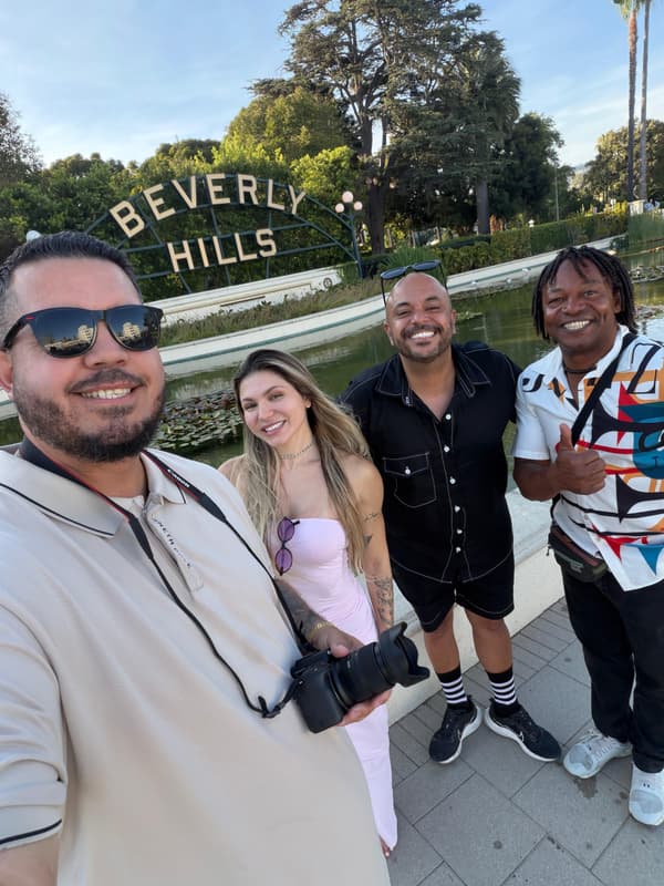 Thiago com clientes no Beverly Hills sign