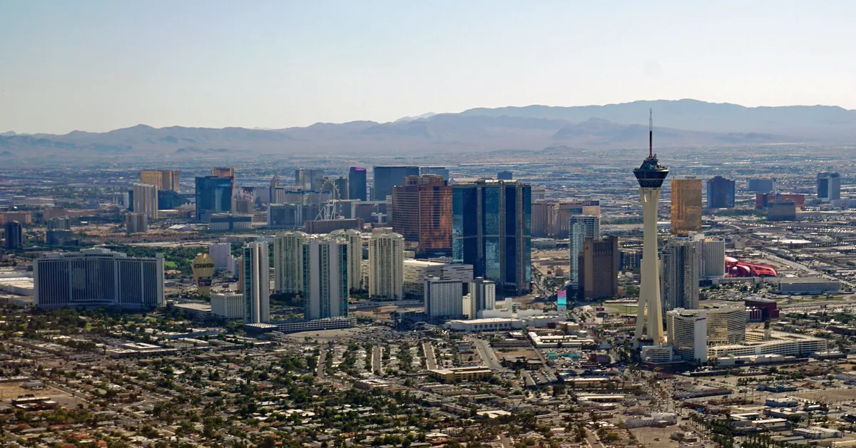 Las Vegas Strip (panorâmico) — foto canônica via Wikimedia Commons