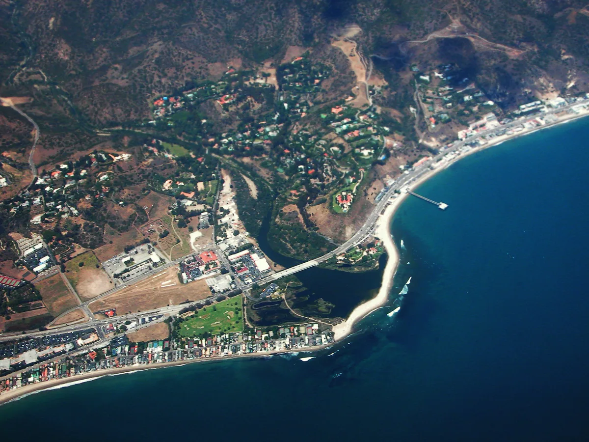Malibu — foto canônica via Wikimedia Commons