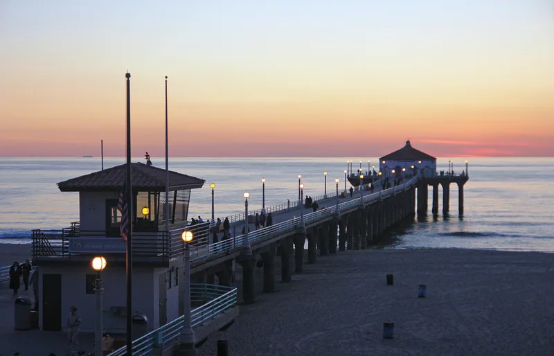 Manhattan Beach — foto canônica via Wikimedia Commons