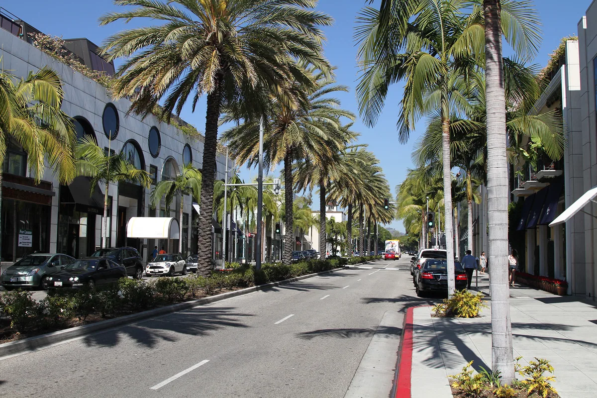 Rodeo Drive — foto canônica via Wikimedia Commons