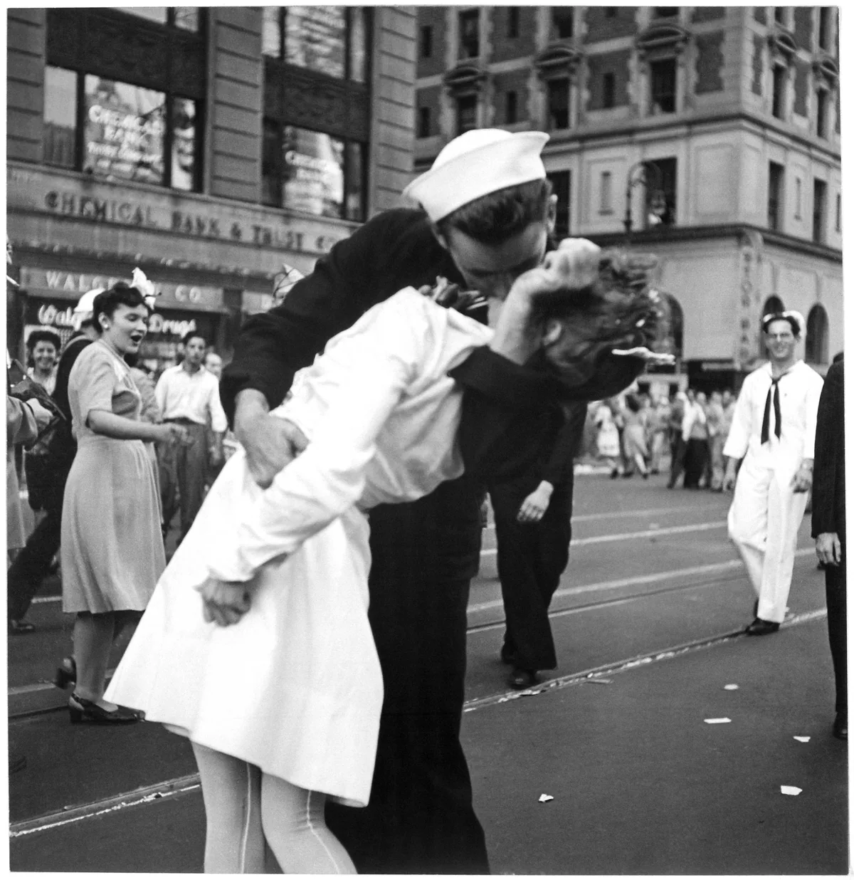 USS Midway + Unconditional Surrender — foto canônica via Wikimedia Commons
